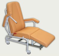 Sillón ergonómico clínico Geriátrico Kinefis Dynamic con asiento, respaldo y reposabrazos abatibles, cuatro ruedas giratorias