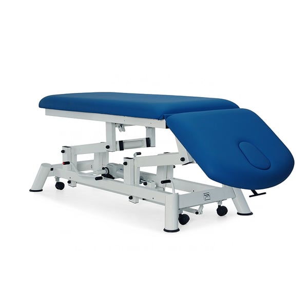 Camilla hidráulica de reconocimiento: dos cuerpos, con respaldo reclinable en negativo, portarrollos, tapón facial y ruedas escamoteables