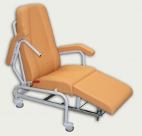 Sillón ergonómico clínico Geriátrico Kinefis Dynamic con asiento, respaldo y reposabrazos abatibles, cuatro ruedas giratorias