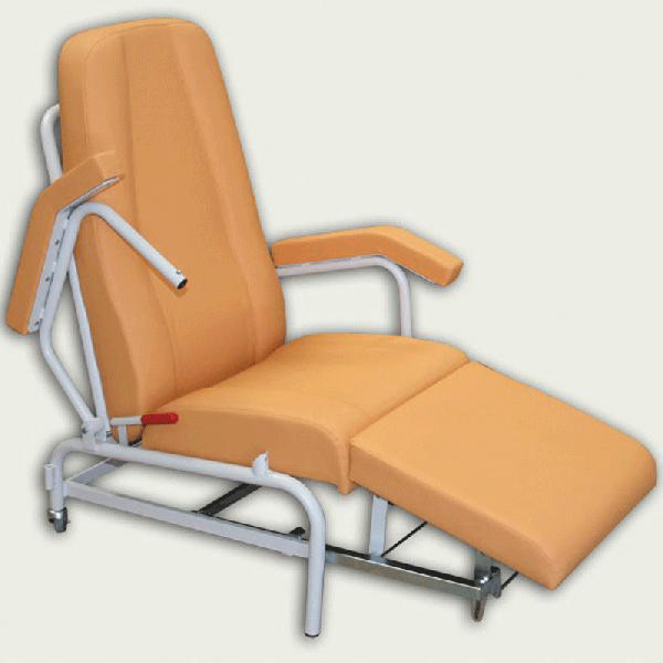 Sillón ergonómico clínico geriátrico Kinefis Dynamic con asiento, respaldo y reposabrazos abatibles, dos ruedas giratorias traseras
