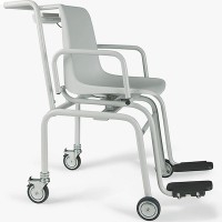 Báscula de silla Seca 952 con capacidad 200 kg: con apoyabrazos y apoyapiés abatibles, freno y asiento ergonómico